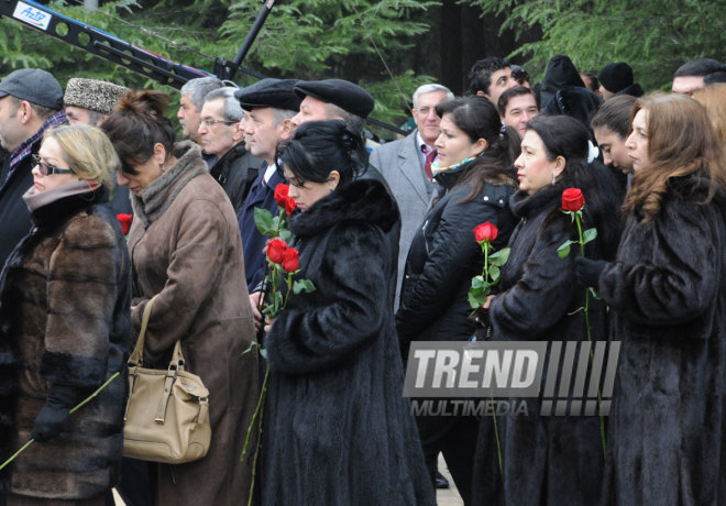Azerbaijani public visits Alley of Honor on 11th anniversary of Heydar Aliyev’s death. Baku, Azerbaijan, Dec.12, 2014