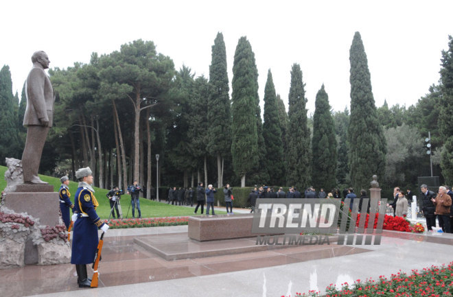 Azerbaijani public visits Alley of Honor on 11th anniversary of Heydar Aliyev’s death. Baku, Azerbaijan, Dec.12, 2014