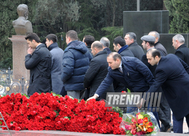 Azərbaycan ictimaiyyəti ümummilli lider Heydər Əliyevin vəfatının on birinci ildönümündə Fəxri xiyabanı ziyarət edir. Bakı, Azərbaycan, 12 dekabr 2014 