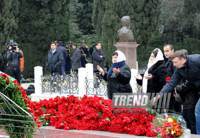 Azerbaijani public visits Alley of Honor on 11th anniversary of Heydar Aliyev’s death. Baku, Azerbaijan, Dec.12, 2014