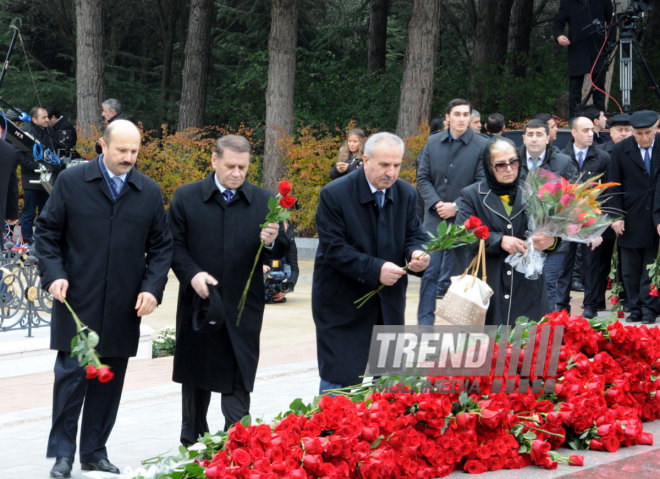 Azerbaijani public visits Alley of Honor on 11th anniversary of Heydar Aliyev’s death. Baku, Azerbaijan, Dec.12, 2014