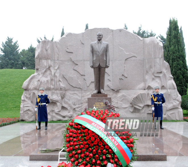 Azerbaijani public visits Alley of Honor on 11th anniversary of Heydar Aliyev’s death. Baku, Azerbaijan, Dec.12, 2014