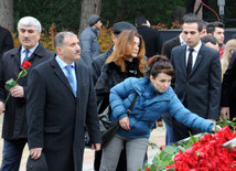 Azerbaijani public visits Alley of Honor on 11th anniversary of Heydar Aliyev’s death. Baku, Azerbaijan, Dec.12, 2014