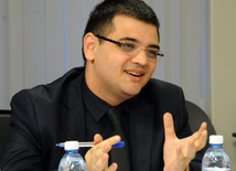 "Dəyirmi masa" iştirakçısı, Dini Qurumlarla İş üzrə Dövlət Komitəsinin şöbə müdiri Anar Əzizov. Trend BİA, Bakı, Azərbaycan, 03 mart 2015 