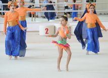 Bakı Gimnastika Məktəbinin gənc qız və oğlan gimnastları rəngarəng nümunəvi çıxışlar göstəriblər. Bakı, Azərbaycan, 07 aprel 2015 