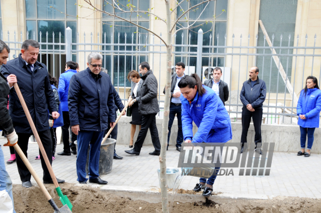 Heydər Əliyev Fondunun vitse-prezidenti, IDEA İctimai Birliyinin təsisçisi və rəhbəri Leyla Əliyevanın təşəbbüsü yaşıllaşdırma aksiyası keçirilib. Bakı, Azərbaycan, 24 aprel 2015