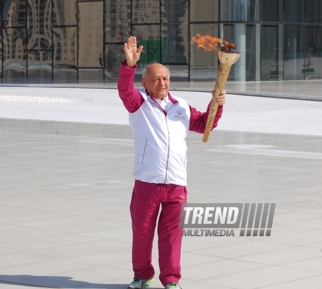 Avropa Oyunlarının məşəl estafeti Heydər Əliyev Mərkəzinin binasının qarşısında. Bakı, Azərbaycan, 10 iyun 2015