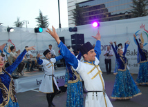 Gecədə qonaqlara milli rəqslərimiz, milli mətbəximiz təqdim olunub. Bakı, Azərbaycan, 10 iyun 2015