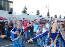 Gecədə qonaqlara milli rəqslərimiz, milli mətbəximiz təqdim olunub. Bakı, Azərbaycan, 10 iyun 2015