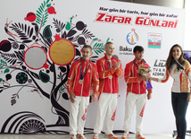 MOK rəsmiləri idman gimnastikası üzrə millimizin üzvlərini (Oleq Stepko, Petro Paknyuk və Eldar Səfərov) mükafatlandırıblar. Bakı, Azərbaycan, 16 iyun 2015 