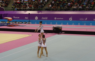 Azərbaycanın qadınlardan ibarət triosu idman akrobatikası üzrə yarışlarda final mərhələsinə çıxdı. Bakı, Azərbaycan, 17 iyun 2015 