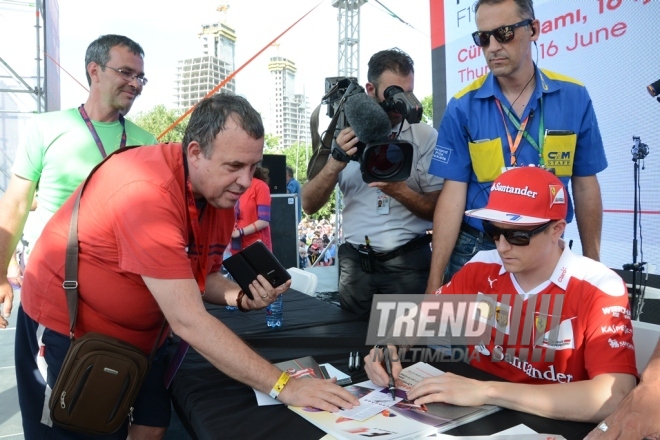 "Formula-1" yarışması üçün Bakıya gələn pilotlardan avtoqraf alınır. Azərbaycan, Bakı, 16 iyun 2016