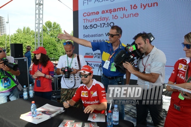 "Formula-1" yarışması üçün Bakıya gələn pilotlardan avtoqraf alınır. Azərbaycan, Bakı, 16 iyun 2016