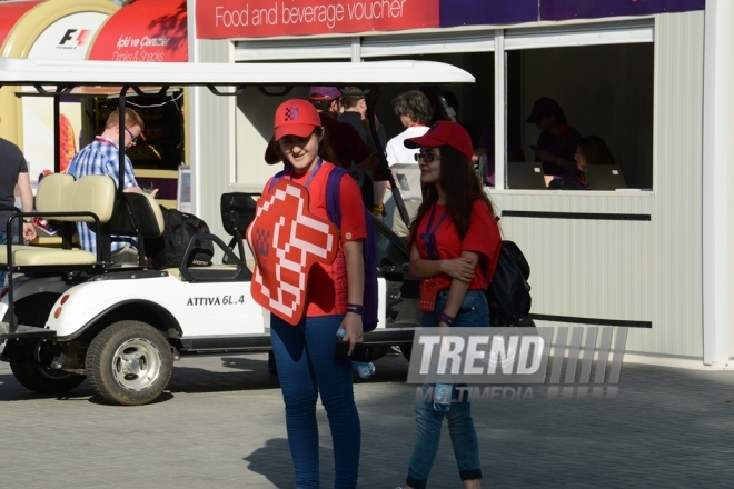 "Formula 1" qonaqları milli stendlərimizlə tanış olurlar. Azərbaycan, Bakı, 16 iyun 2016