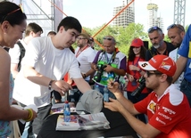 "Formula-1" yarışması üçün Bakıya gələn pilotlardan avtoqraf alınır. Azərbaycan, Bakı, 16 iyun 2016