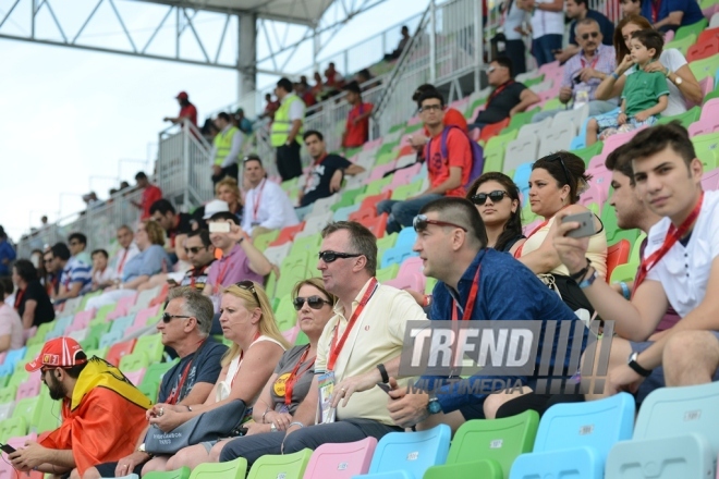 Bakı sakinləri və qonaqların "Formula 1" sevinci. Azərbaycan, Bakı, 17 iyun 2016