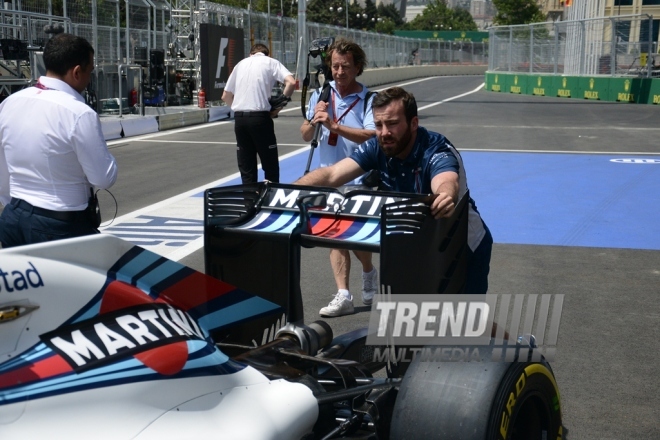 Bakıda "Formula 1"-in texniki personalı yürüş ərəfəsində. Azərbaycan, Bakı, 18 iyun 2016