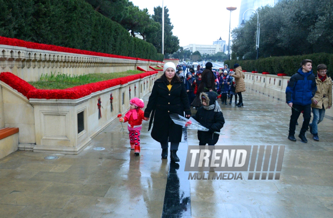 Azerbaijani pupils honor blessed memory of January 20 tragedy victims. Baku, 19 Jan. 2017