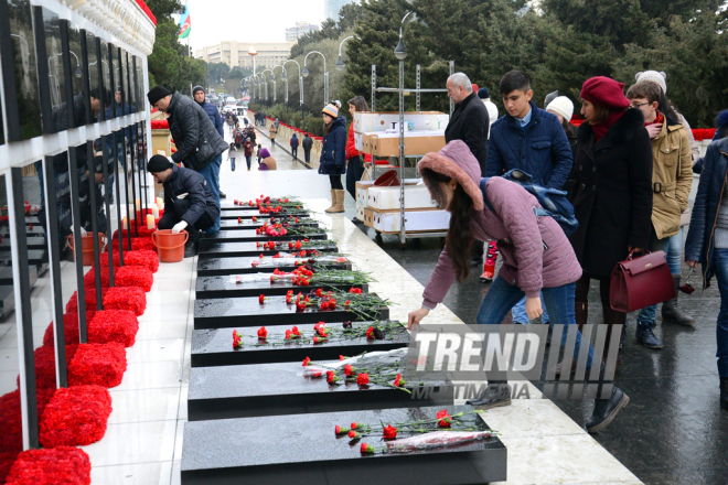 Azerbaijani pupils honor blessed memory of January 20 tragedy victims. Baku, 19 Jan. 2017