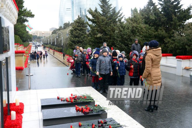 Azerbaijani pupils honor blessed memory of January 20 tragedy victims. Baku, 19 Jan. 2017