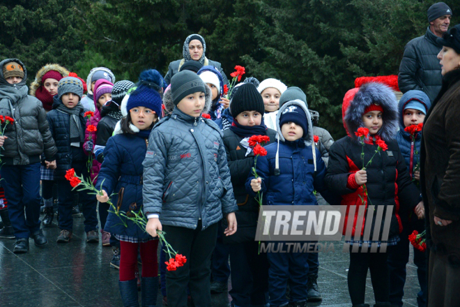 Azerbaijani pupils honor blessed memory of January 20 tragedy victims. Baku, 19 Jan. 2017