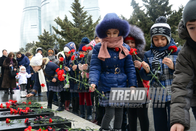 Azerbaijani pupils honor blessed memory of January 20 tragedy victims. Baku, 19 Jan. 2017