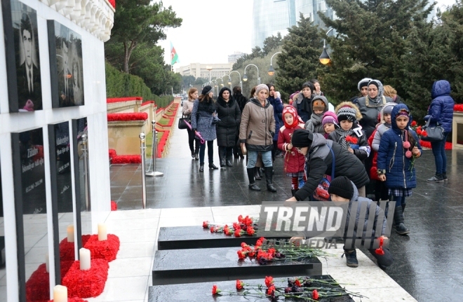 Azerbaijani pupils honor blessed memory of January 20 tragedy victims. Baku, 19 Jan. 2017