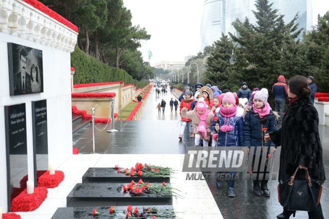 Azerbaijani pupils honor blessed memory of January 20 tragedy victims. Baku, 19 Jan. 2017