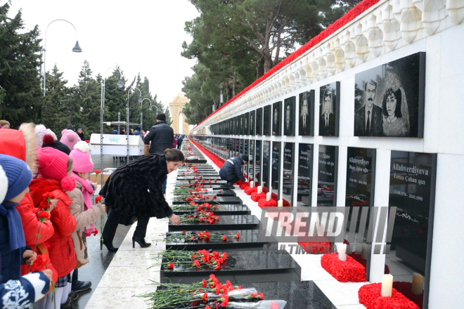 Azerbaijani pupils honor blessed memory of January 20 tragedy victims. Baku, 19 Jan. 2017