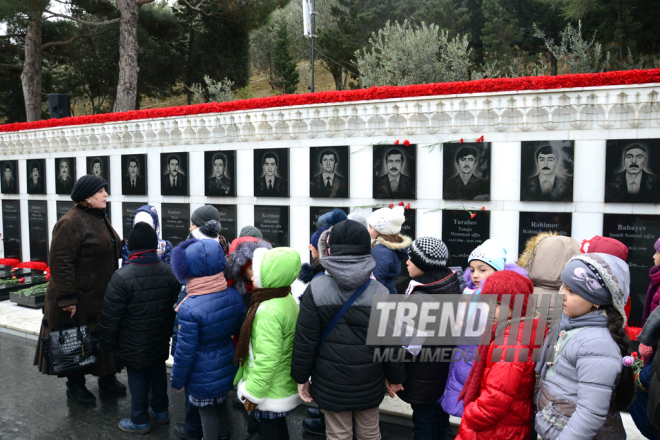 Azerbaijani pupils honor blessed memory of January 20 tragedy victims. Baku, 19 Jan. 2017