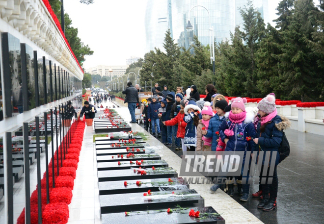 Azerbaijani pupils honor blessed memory of January 20 tragedy victims. Baku, 19 Jan. 2017