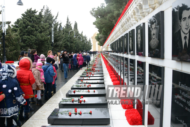 Azerbaijani pupils honor blessed memory of January 20 tragedy victims. Baku, 19 Jan. 2017