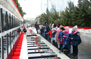 Azerbaijani pupils honor blessed memory of January 20 tragedy victims. Baku, 19 Jan. 2017