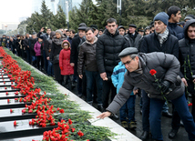 Azerbaijanis honor January 20 tragedy victims