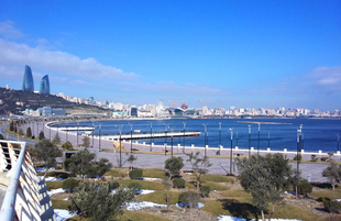 Dəniz, səma və Bakı bulvarı. Azərbaycan, 6 fevral 2017