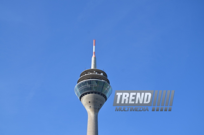 Reyn teleqülləsi (Rheinturm) 180 metr yüksəklikdən. Düsseldorf, Almaniya, 30 mart 2017