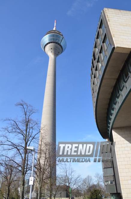 Reyn teleqülləsi (Rheinturm) 180 metr yüksəklikdən. Düsseldorf, Almaniya, 30 mart 2017