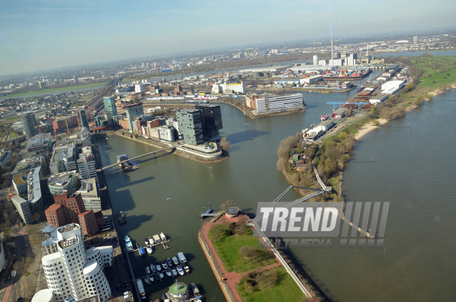 Reyn teleqülləsi (Rheinturm) 180 metr yüksəklikdən. Düsseldorf, Almaniya, 30 mart 2017