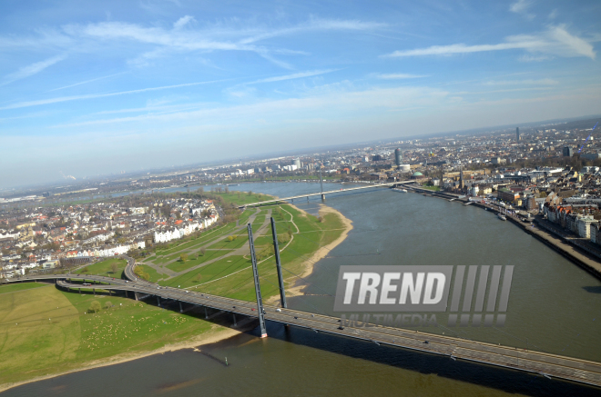 Reyn teleqülləsi (Rheinturm) 180 metr yüksəklikdən. Düsseldorf, Almaniya, 30 mart 2017