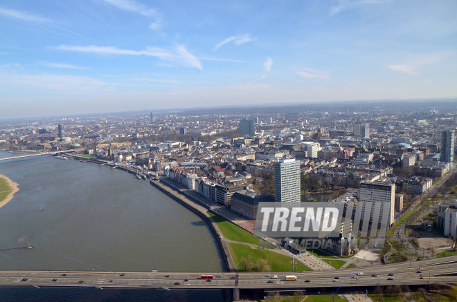 Reyn teleqülləsi (Rheinturm) 180 metr yüksəklikdən. Düsseldorf, Almaniya, 30 mart 2017