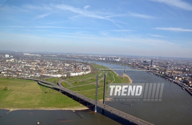 Reyn teleqülləsi (Rheinturm) 180 metr yüksəklikdən. Düsseldorf, Almaniya, 30 mart 2017