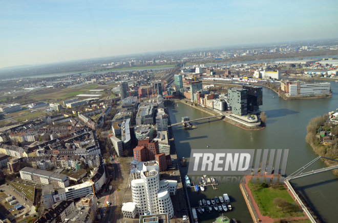 Reyn teleqülləsi (Rheinturm) 180 metr yüksəklikdən. Düsseldorf, Almaniya, 30 mart 2017