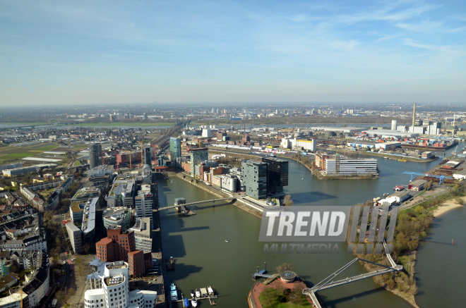 Reyn teleqülləsi (Rheinturm) 180 metr yüksəklikdən. Düsseldorf, Almaniya, 30 mart 2017