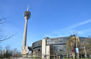 Reyn teleqülləsi (Rheinturm) 180 metr yüksəklikdən. Düsseldorf, Almaniya, 30 mart 2017