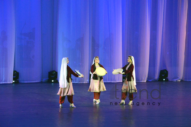 Выступление Государственного ансамбля танца Азербайджанской государственной филармонии имени Муслима Магомаева на церемонии открытия первого Бакинского шопинг-фестиваля. Баку, Азербайджан, 10 апреля 2017