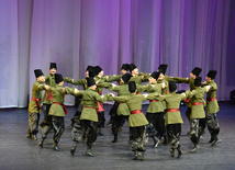 Выступление Государственного ансамбля танца Азербайджанской государственной филармонии имени Муслима Магомаева на церемонии открытия первого Бакинского шопинг-фестиваля