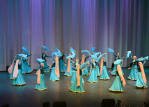 Выступление Государственного ансамбля танца Азербайджанской государственной филармонии имени Муслима Магомаева на церемонии открытия первого Бакинского шопинг-фестиваля