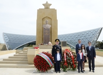 Общественность Азербайджана отмечает День Победы.