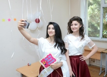  В общеобразовательных школах Азербайджана зазвенел "последний звонок". 
