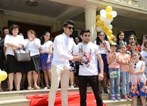  В общеобразовательных школах Азербайджана зазвенел "последний звонок". 